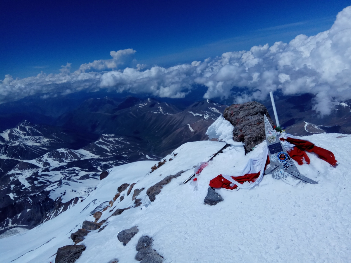 вершина Эльбруса 5642м. Фото Виталий Шлюпка и Александр Корец