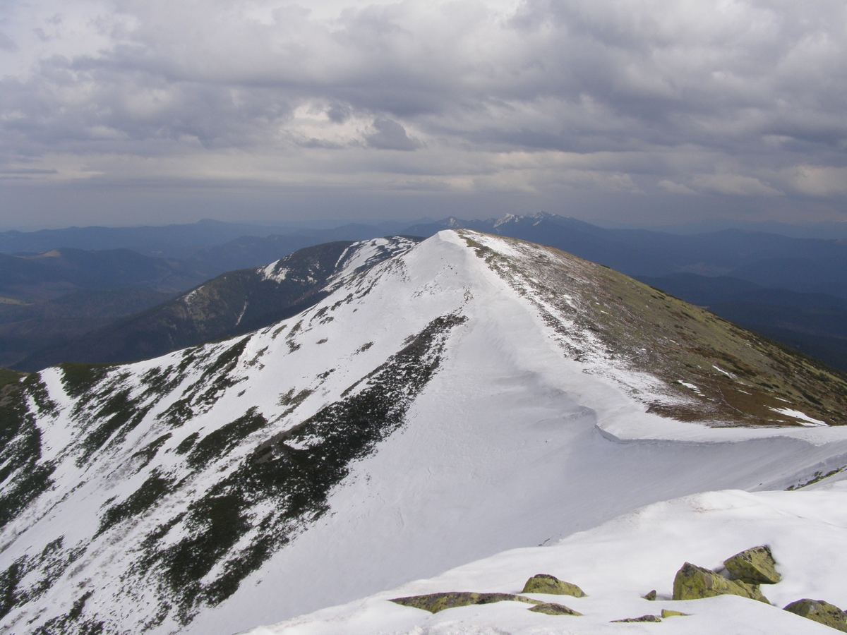 На фото четко видно разделение заснеженного северного и освобожденного от снега южного склонов горы Сивуля. Фото skelya . net