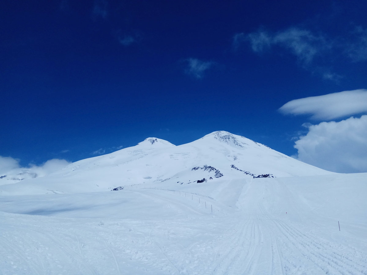 Эльбрус: слева Западная вершина 5642 м., справа  Восточная 5621 м. Фото Виталий Шлюпка и Александр Корец