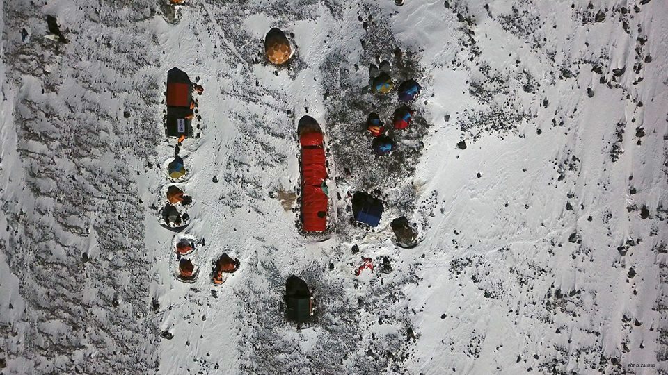 Вид на Базовый лагерь польской экспедиции у К2. февраль 2018
