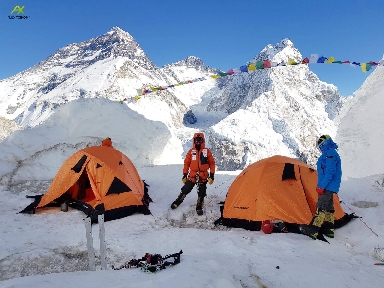 Команда Алекса Тикона на фоне Эвереста, лагерь на склоне горы Пумори, январь 2018. Фото Alex Txikon