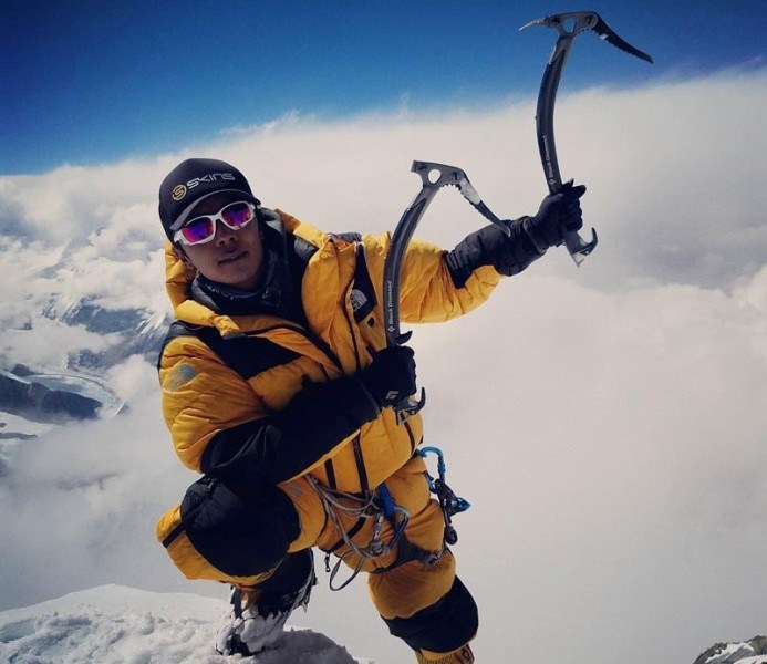 Лакпа Шерпа (Lakpa Sherpa) на вершине Эвереста, май 2017 года. Photo: THT