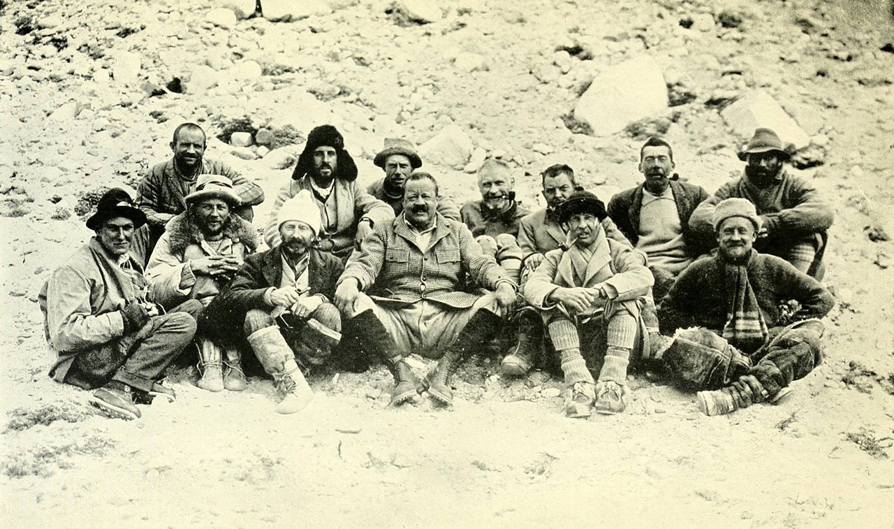 Члены экспедиции на Эверест 1922 г. 13 человек, награжденных Золотой Олимпийской медалью.<br>Задний ряд, слева направо: Морсхед, Джеффри Брюс, Ноэль, Уэйкфилд, Сомервелл, Моррис, Нортон.<br>Передний ряд, слева направо: Мэллори, Финч, Лонгстафф, Чарльз Г. Брюс, Стратт, Кроуфорд