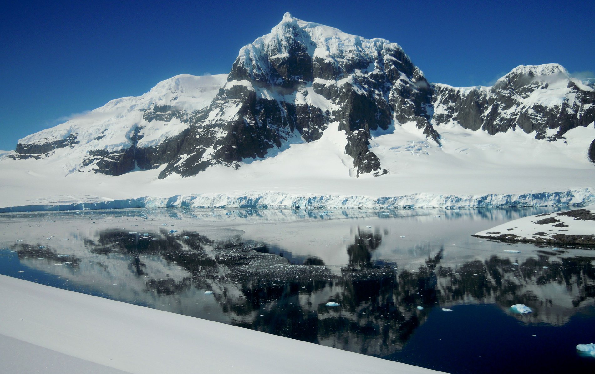 вершина горы Пицдач (Monte Pizduch) высотой в 1000 метров, массив Вит (Mount Wheat), остров Винке (Wiencke Island), Антарктика. Фото Marek Holeček