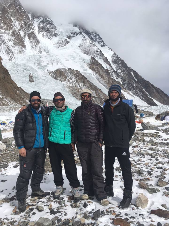 пакистанские альпинисты в команде польской экспедиции на К2