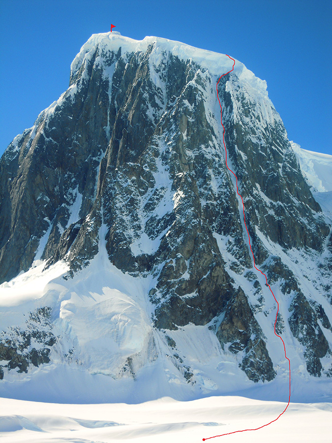 Маршрут Bloody Nose на вершину горы Пицдач (Monte Pizduch) высотой в 1000 метров, массив Вит (Mount Wheat), остров Винке (Wiencke Island), Антарктика. Фото Marek Holeček