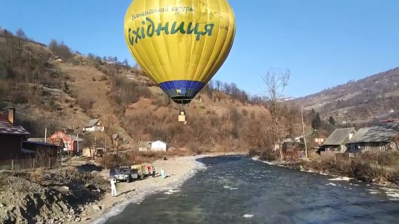 Впервые в Украине Черногорский хребет в Карпатах был преодолен на воздушном шаре. Фото Николай Рубель