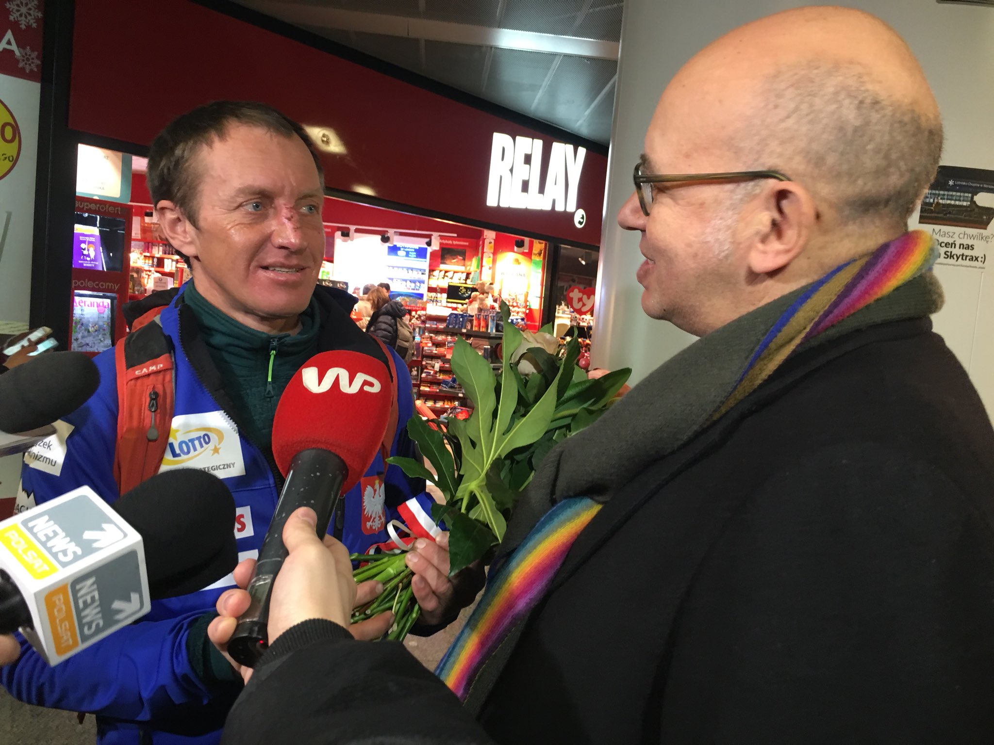 В аэропорту Варшавы Дениса Урубко встретил посол Франции, чтобы вручить цветы в знак благодарности за спасение Элизабет Ривол