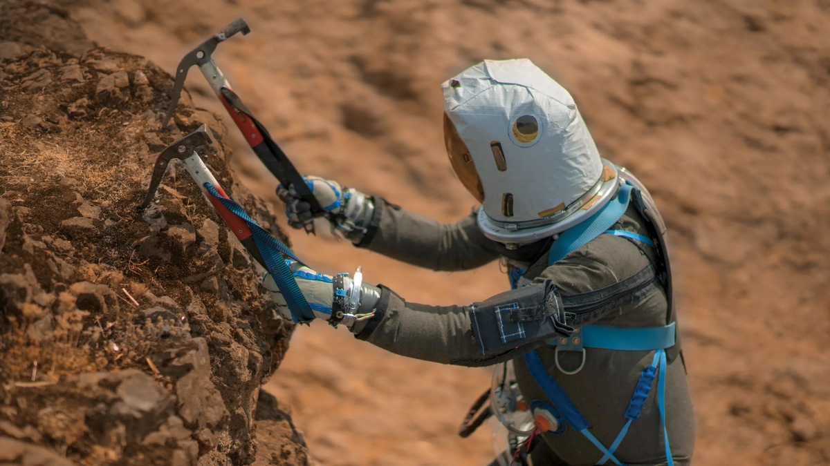 Тестирование скафандра для скалолазания на Марсе