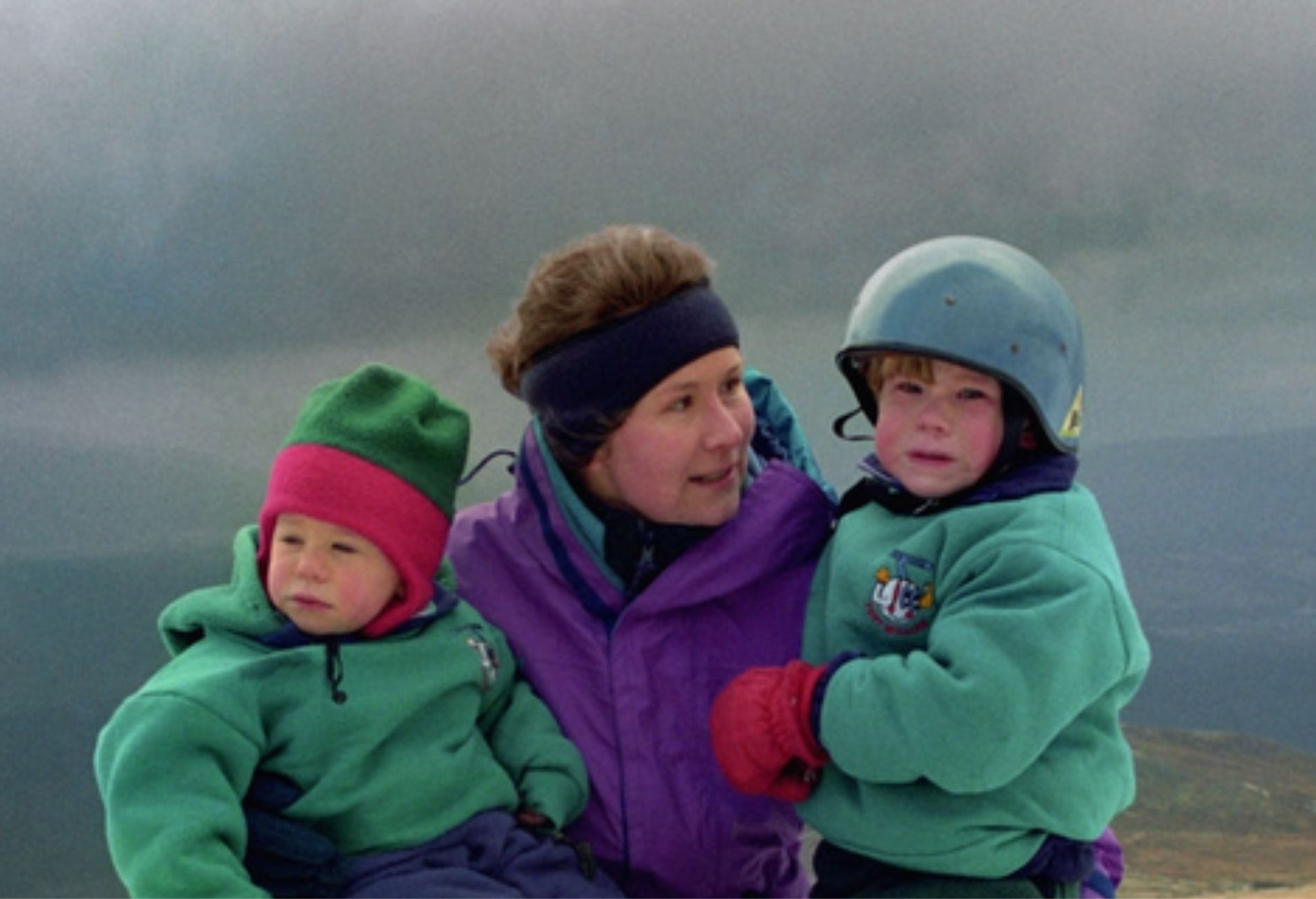 Элисон Харгривз (Alison Hargreaves) со своими детьми незадолго до гибели на К2