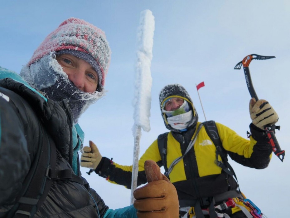 Симоне Моро (Simone Moro) и Тамара Лунгер (Tamara Lunger) на вершине горы Победа, 11 февраля 2018 года