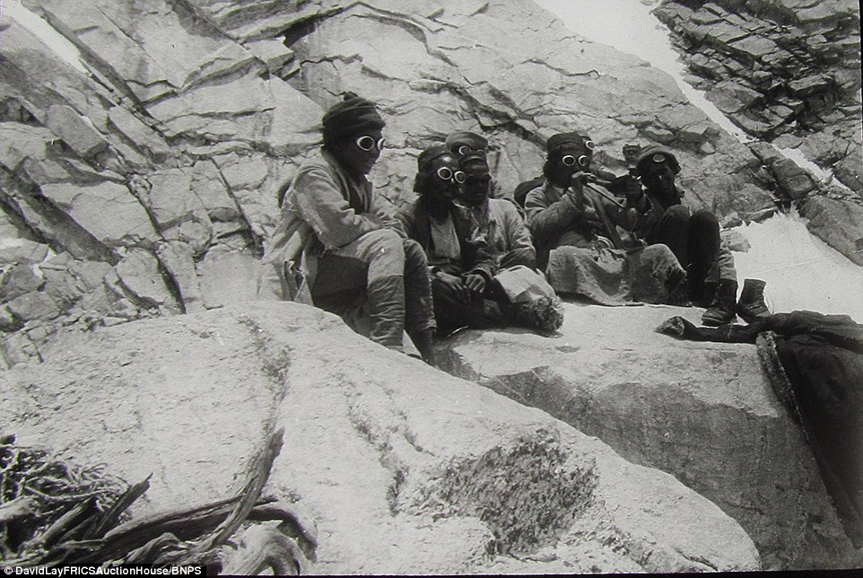 Команда шерп.  Британская экспедиция на вершину гималайской горы Камет (Mount Kamet 7756 м). 1931 год. Фото Frank Smythe
