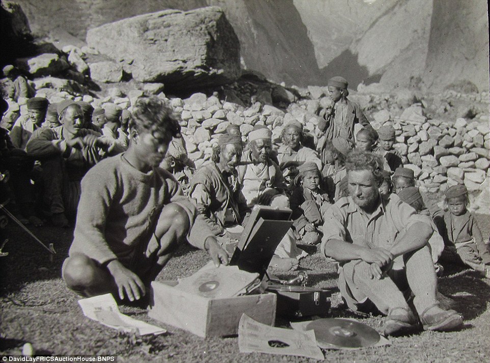 В окружении местных жителей. Британская экспедиция на вершину гималайской горы Камет (Mount Kamet 7756 м). 1931 год. Фото Frank Smythe