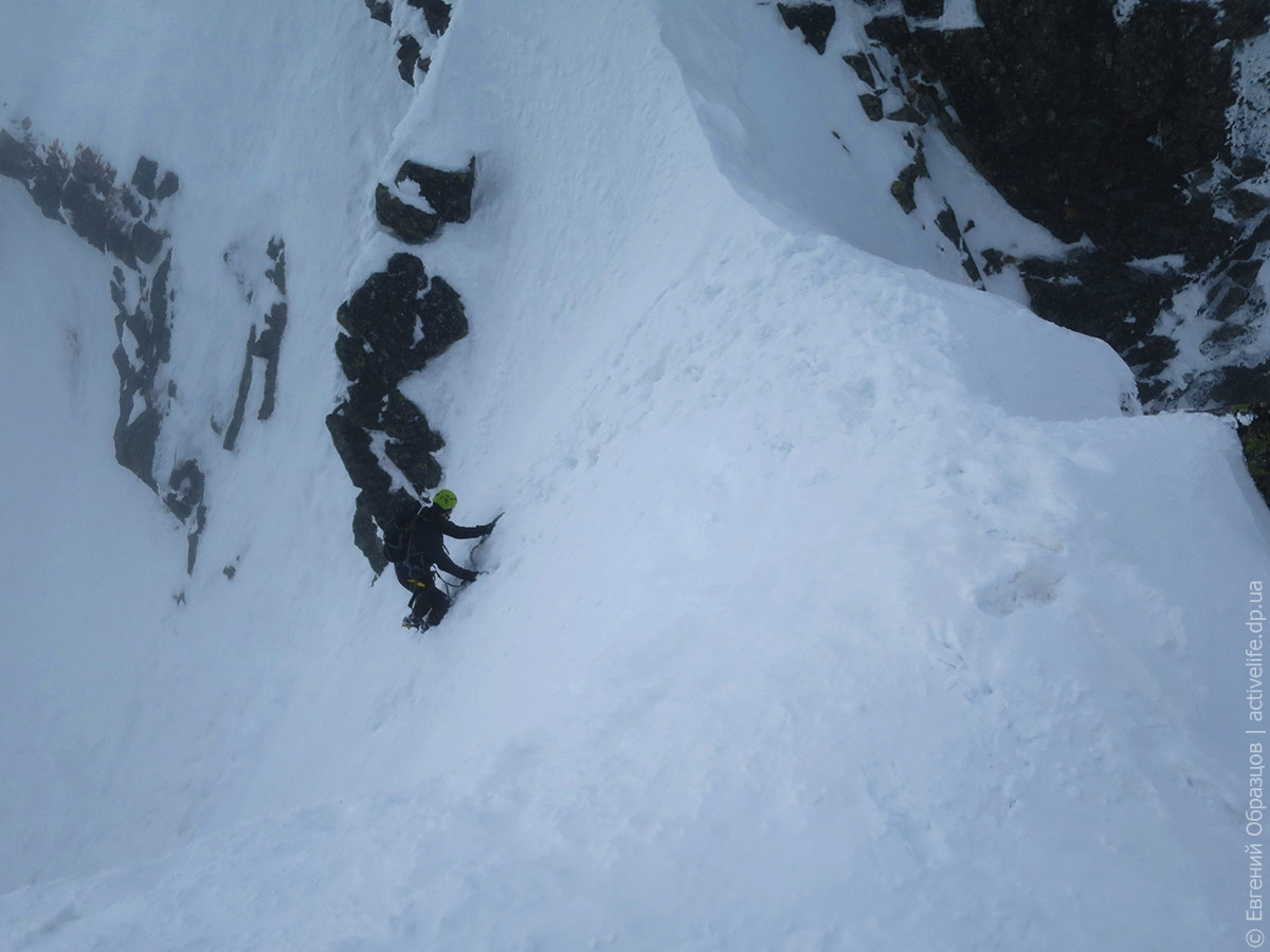  Бодрящая крутизна склона в начале спуска с Высокой. Фото Евгений Образцов