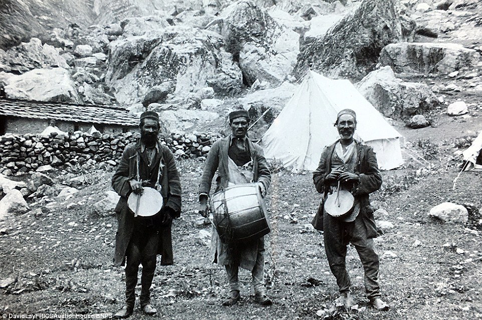 Шерпы с барабанами. Британская экспедиция на вершину гималайской горы Камет (Mount Kamet 7756 м). 1931 год. Фото Frank Smythe