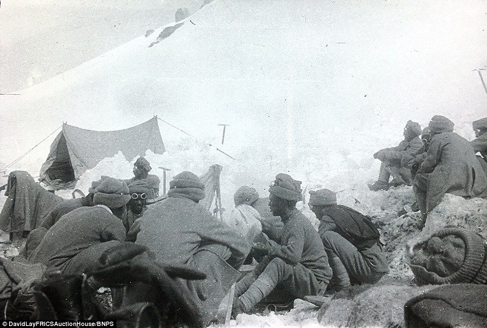 В лагере. Британская экспедиция на вершину гималайской горы Камет (Mount Kamet 7756 м). 1931 год. Фото Frank Smythe
