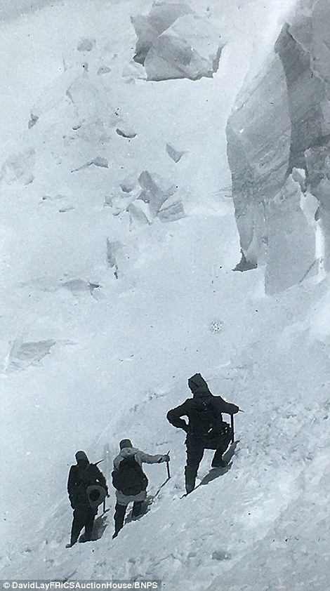 Связка на маршруте: первый идет шерпа, за ним два британца. Британская экспедиция на вершину гималайской горы Камет (Mount Kamet 7756 м). 1931 год. Фото Frank Smythe