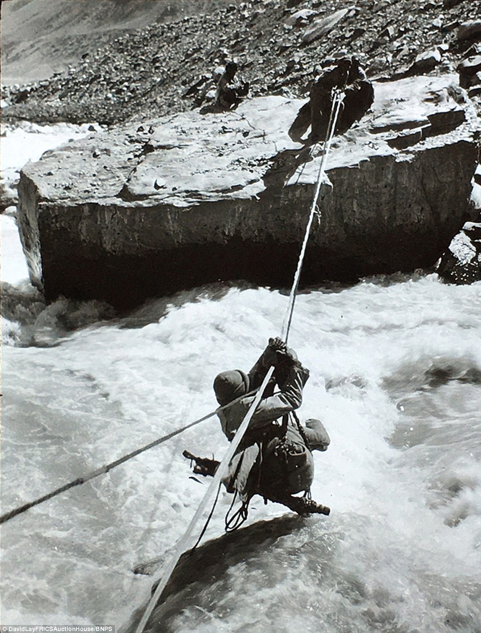 На переправе.  Британская экспедиция на вершину гималайской горы Камет (Mount Kamet 7756 м). 1931 год. Фото Frank Smythe