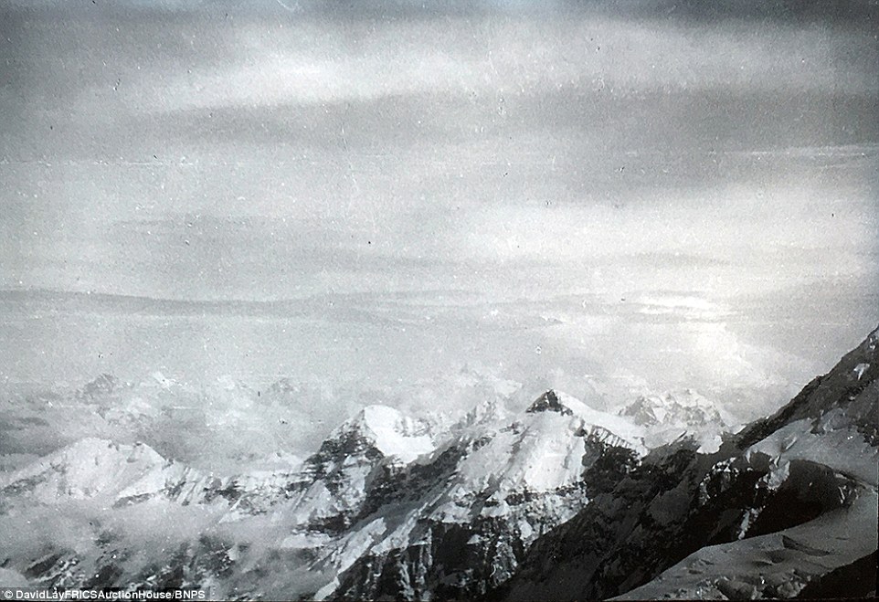 Вид с вершины Камет.  Британская экспедиция на вершину гималайской горы Камет (Mount Kamet 7756 м). 1931 год. Фото Frank Smythe