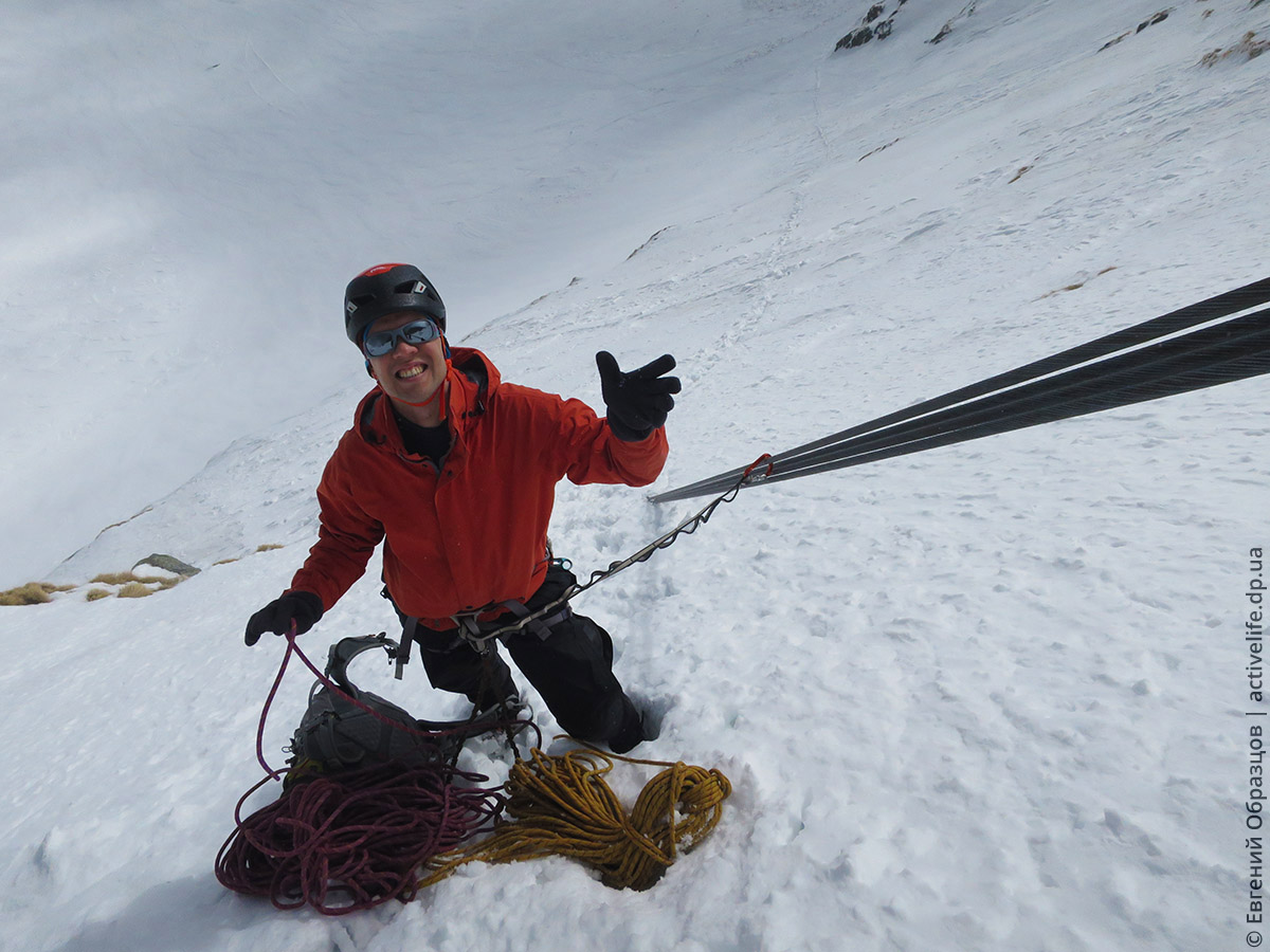 Альпинист должен использовать все возможности страховки, которые ему даёт природа (с) Дамиан Грановский. Фото Евгений Образцов