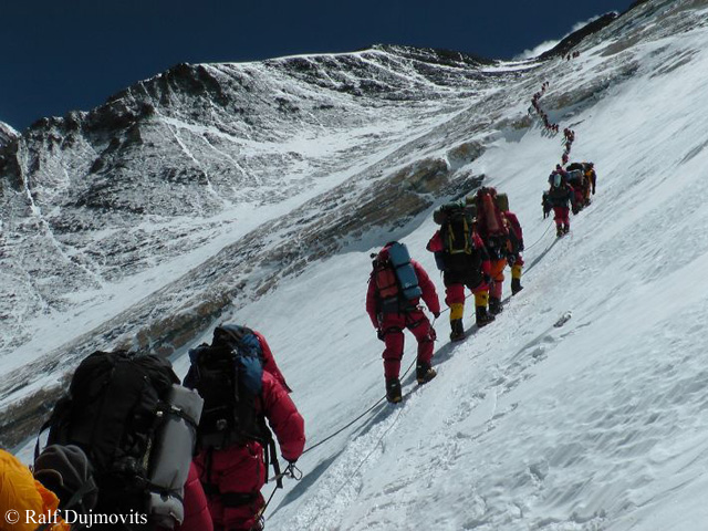 Очередь в восхождении на Эверест. Фото Ralf Dujmovits