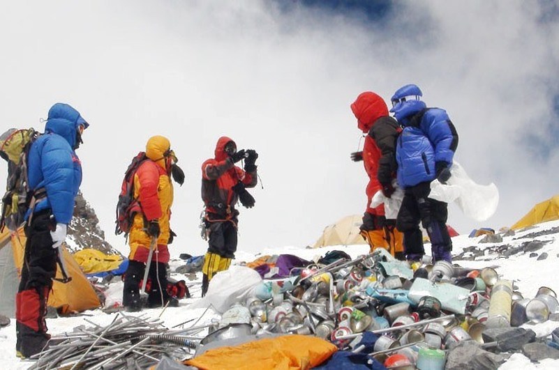 Пемба Тсеринг Шерпа (Pemba Tshering Sherpa) руководит операцией по уборке мусора на Эвересте. Фото  Nepal Mountain News