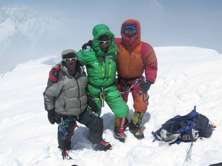 Оскар Кадьяк (Òscar Cadiach), Али Садпара (Ali Sadpara) и Юсуф (Yousuf) на вершине Броуд Пик, июль 2017
