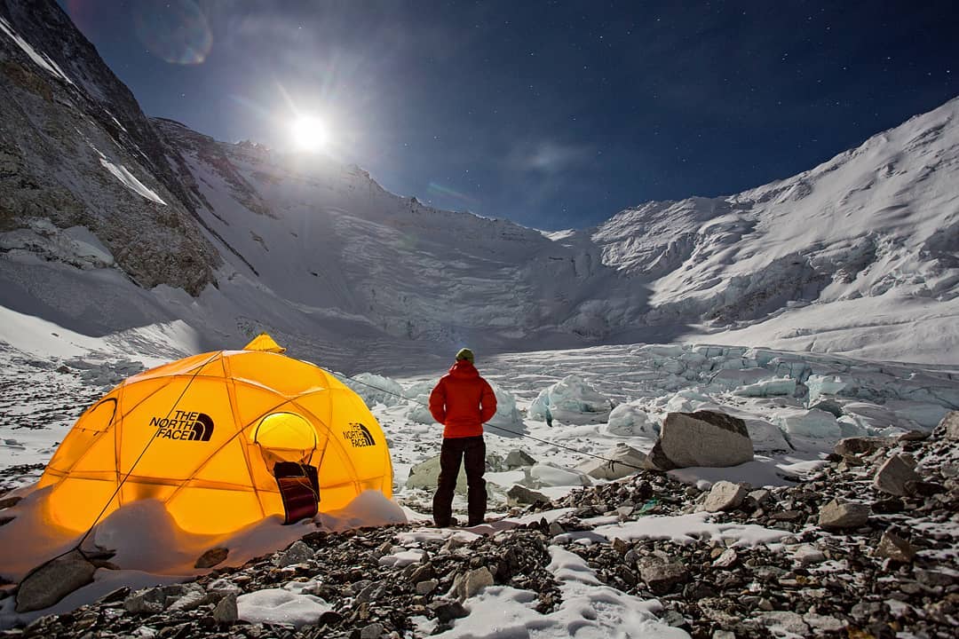 Вид на Эверест и Лхоцзе со второго высотного лагеря. Фото Jonathan Griffith