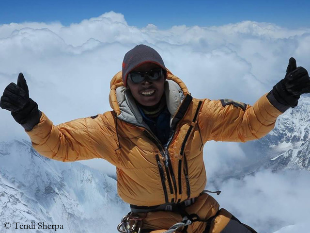 В одиннадцатый раз на вершине Эвереста (в 2016 году). Фото Tendi Sherpa