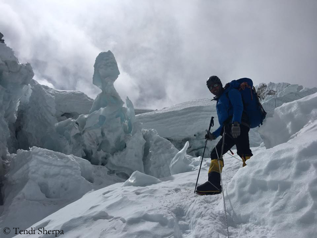 На ледопаде Кхумбу. Фото Tendi Sherpa