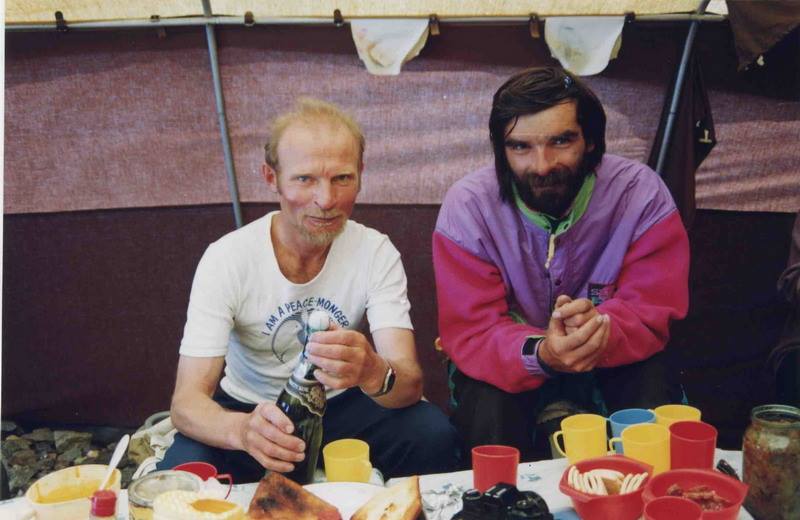 В.С. Балыбердин и В. Копейка после восхождения на К2, 1992 год