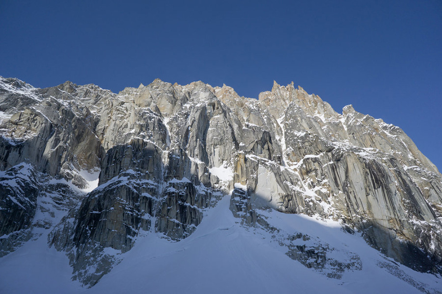 Том Ливингстон (Tom Livingstone) и Юсдин Хавторн (Uisdean Hawthorn) на новом маршруте на аляскинскую вершину Иезавель (Jezebel, 2880 метров), расположенной в горах Ревелейшн (Revelations Range).