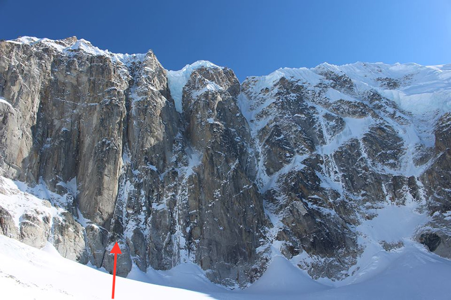 Красной стрелкой отмечена попытка пройти  1200-метровую северную стену горы Иезавель