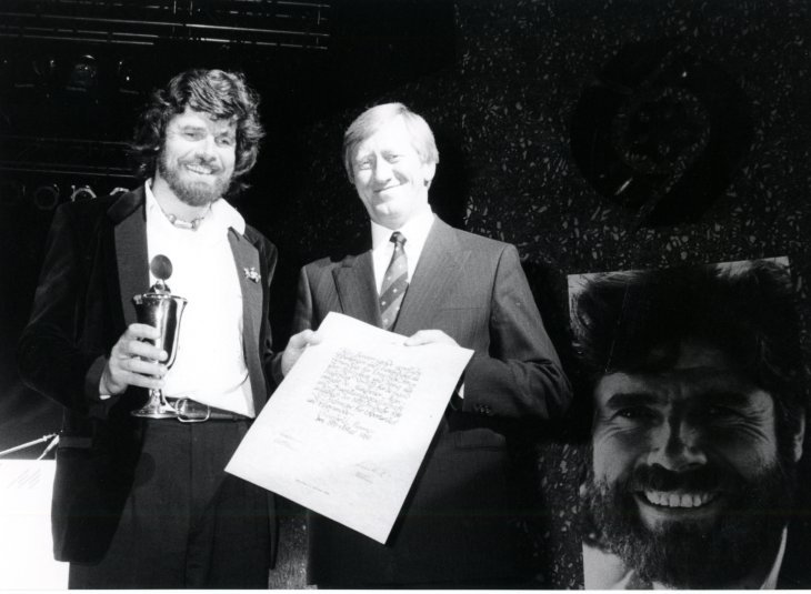 Райнхольд Месснер (Reinhold Messner) на награждении премией ISPO Cup в 1989 году. Награду вручает Ханс Цехетмейр (Hans Zehetmair) государственный министр по вопросам науки, исследований и искусства. Фото Messe München