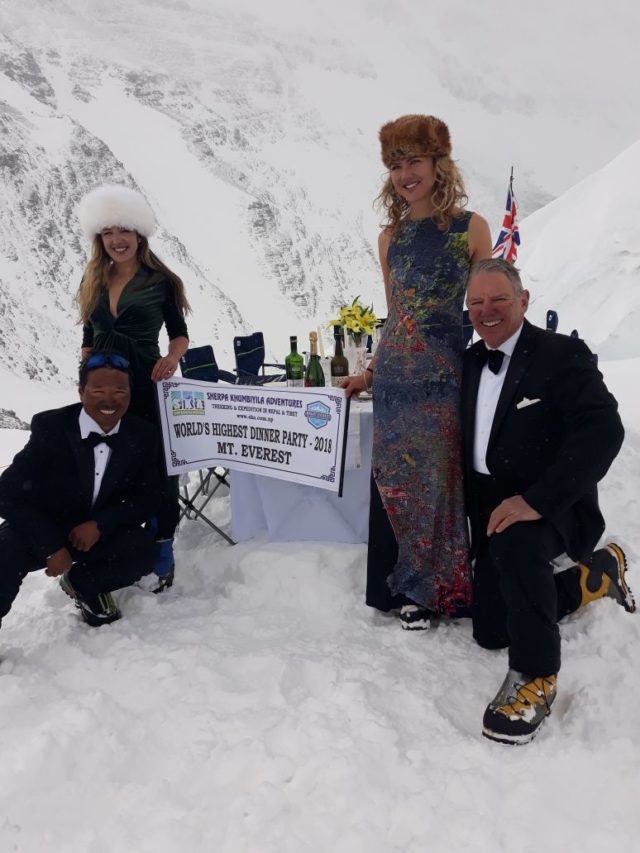 Джейн Чинауэт (Jane Chynoweth, Сидар Нима Шерпа (Sidar Nima Sherpa), Сэди Уайтлок (Sadie Whitelocks) и Нил Лоутон (Neil Laugjton) на Северном седле (7020 метров) высочайшей вершине мира - Эвересте. Фото EverestDinner
