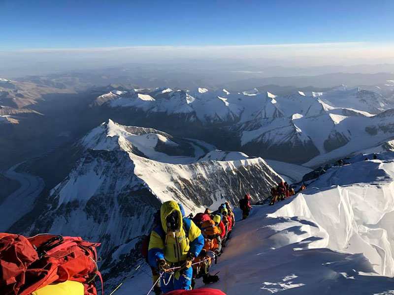 Альпинисты выше Северного седла Эвереста. Фото Александр Абрамов