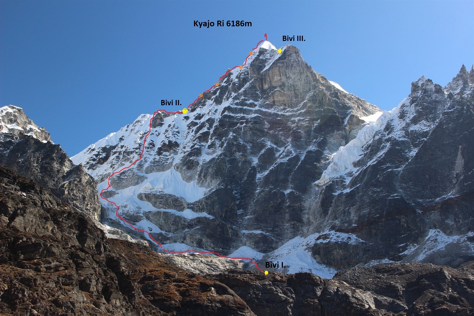 Новый чешский маршрут Výpadek rozumu (Утрата рассудка) по по Западной стене непальской горы Киязо Ри (Kyazo Ri) высотой 6186 метров. Фото  Márek Holeček