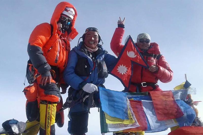 Нима Жангму Шерпа (Nima Jangmu Sherpa, крайняя справа) на вершине Канченджанги 23 мая 2018 года. Фото  Dawa Sherpa