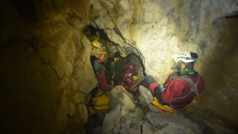 Команда спелеологов в пещере Бисаро Анима (Bisaro Anima cave). Фото  The Calgary Herald