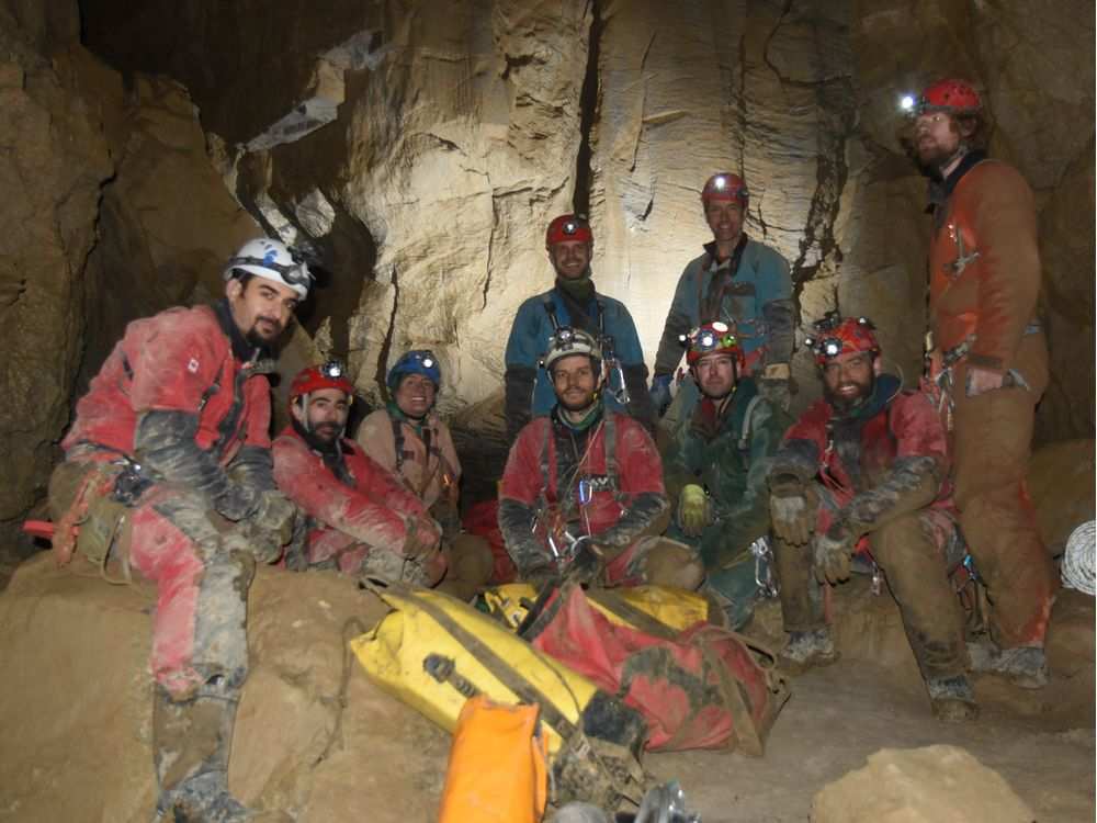 Команда спелеологов в пещере Бисаро Анима (Bisaro Anima cave). Фото  The Calgary Herald