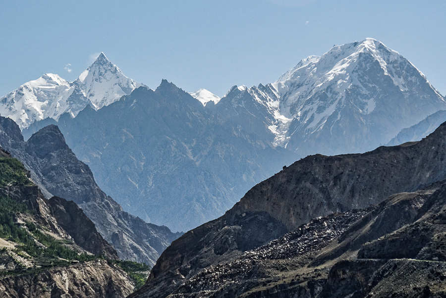 Лупгхар Сар Западная (Lupghar Sar West) высотой 7181 метров на фото слева