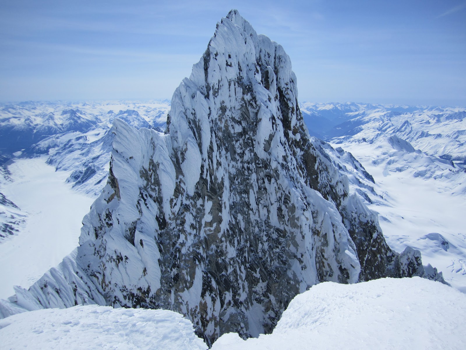 Вершинный гребень горы Уоддингтон (Mount Waddington) высотой 4019 метров. 