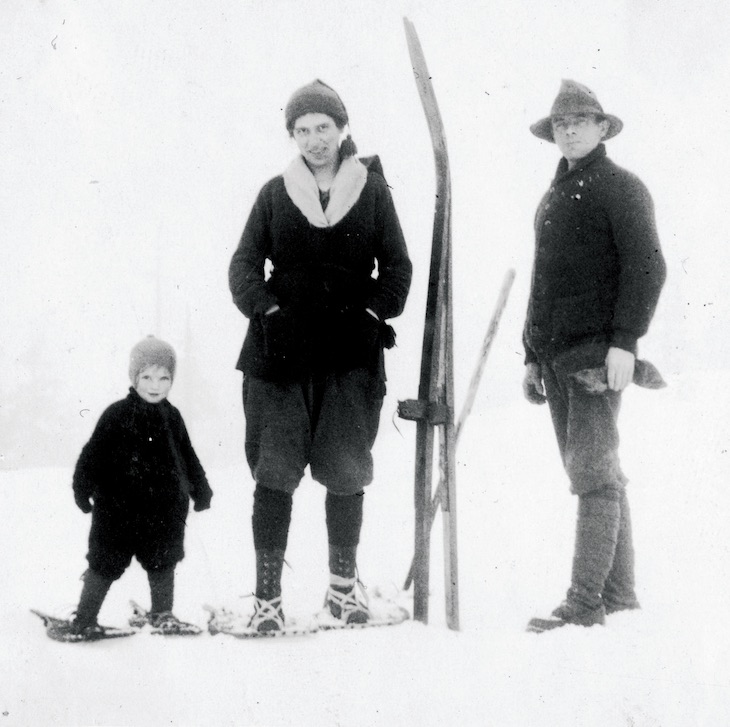 Филлис Мандей (в центре) с мужем Доном и дочерью Эдит, примерно 1923 год. Фото: mountainlifemedia . ca