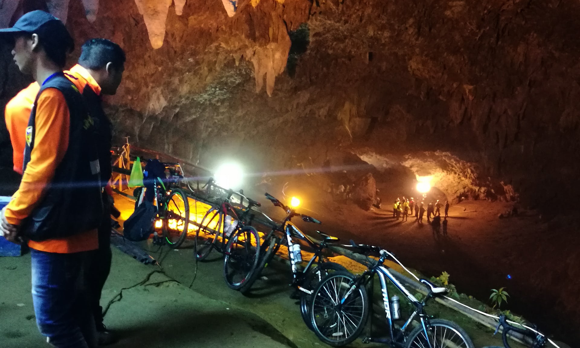 У входа в пещеру Тхам Луанг нанг Нон (Tham Luang Nang Non cave)
