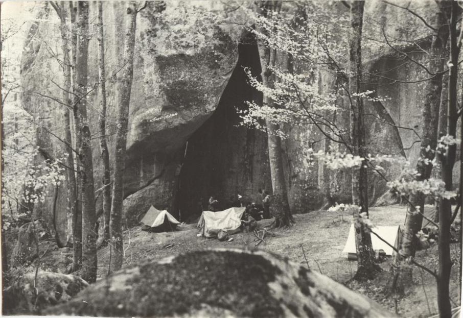 Палатки под скалой Бивачная. 1970 Фото из архива Сергея Германа