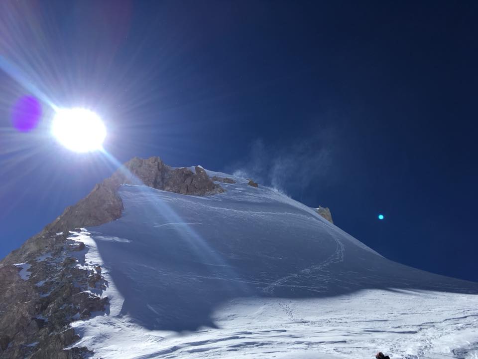 Фото следов украинских альпинистов к вершине Гашербрум II после спуска на перемычку. Фото Дмитрий Венславовский