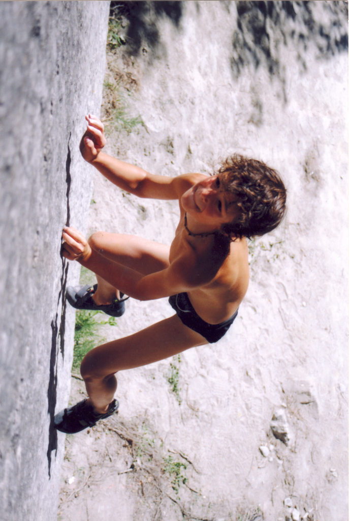 Молодой Адам Ондра в 2003 году, при работе над одним из маршрутов во Франции. Фото  Jitka Mazlova