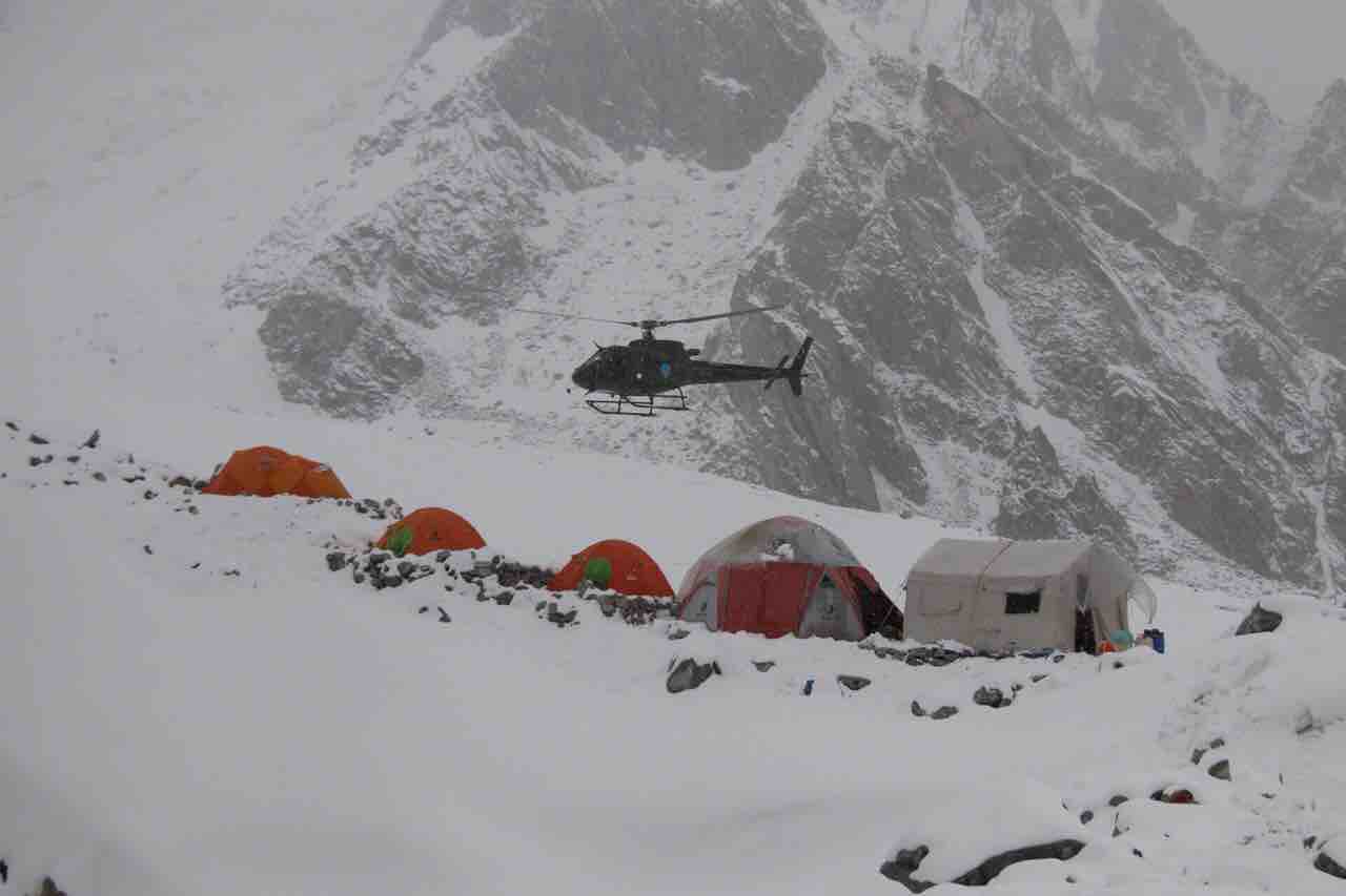 Вертолет спасоперации в базовом лагере Латок I