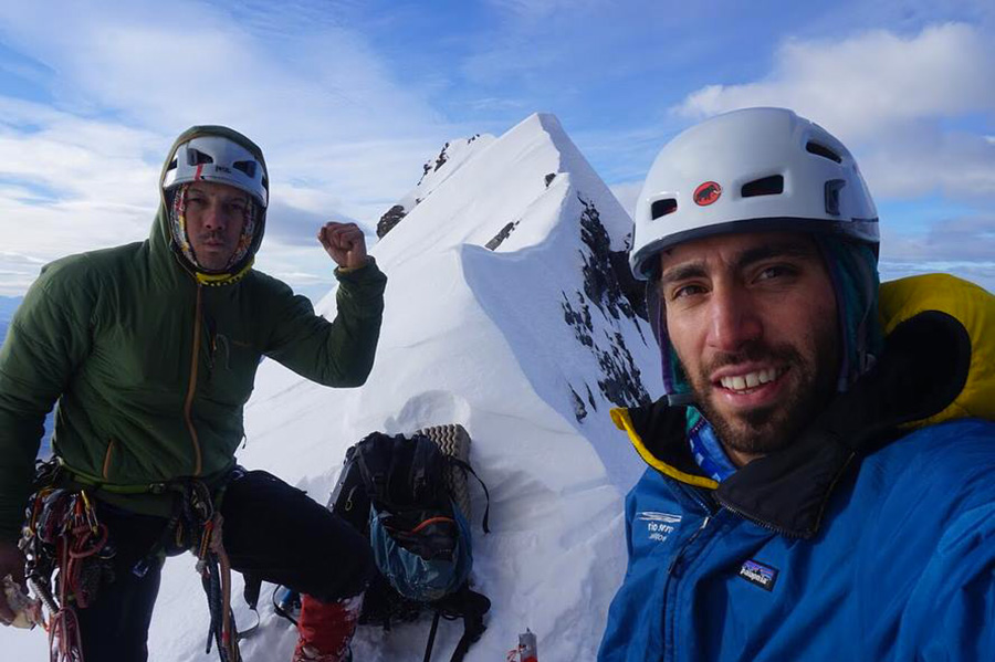 Фелипе Бишара (Felipe Bishara) и Кристиан Барра Муноз (Christian Barra Muñoz) на вершине  Альмиранте Ньето (Cerro Almirante Nieto высотой 2670 метров)
