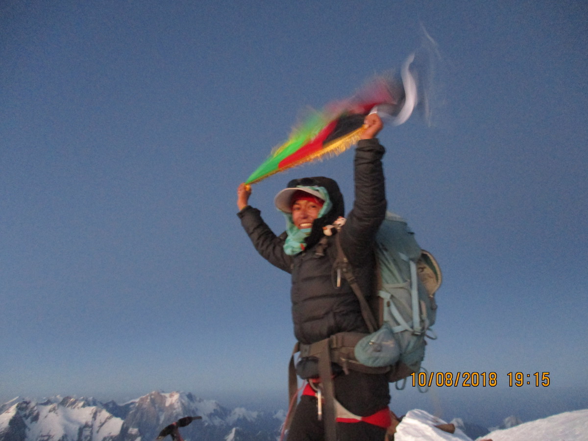 Ханифа Юсуфи (Hanifa Yousoufi) на вершине пика Ношак (Noshaq Peak, 7492 м). Фото Courtesy of the Ascend: Leadership through Athletics Program